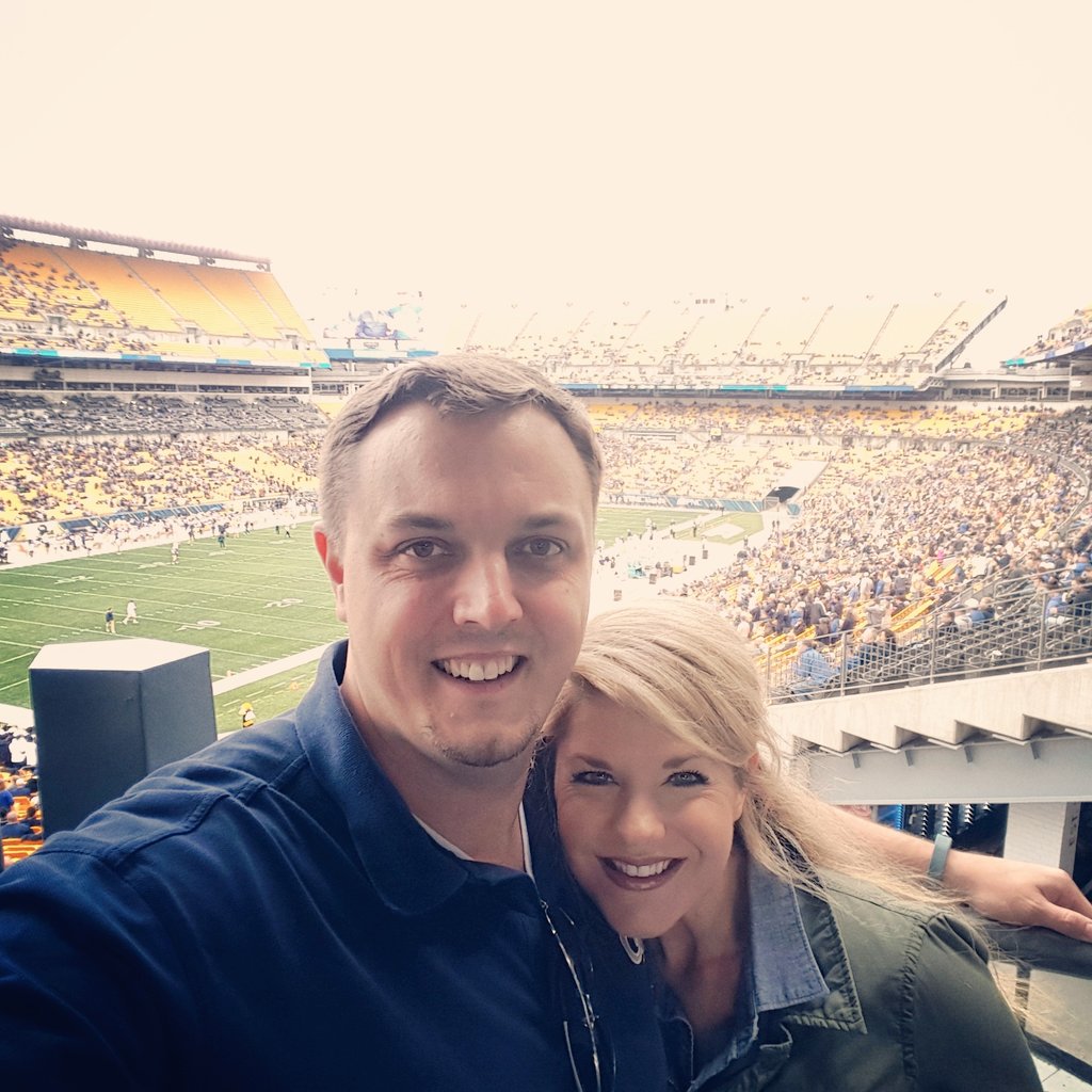 RobinKTriplett's tweet photo. The things I do for this guy...#WeekendOfJeremy #gatechvspitt #pittsburgh @Jtriplett38 https://t.co/xtgSjE48or