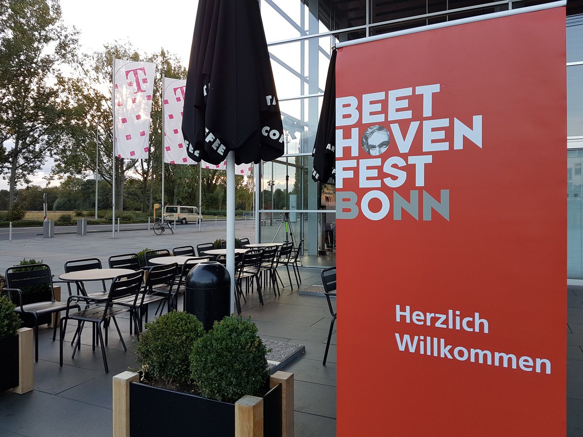 bonntouren's tweet photo. Schön, wie man empfangen wird! #outsidethebox #otbmusic mit @Schuelermanager beim @Beethovenfest #befebo #Beethovenfest in #Bonn https://t.co/YMJ9QxsbwX
