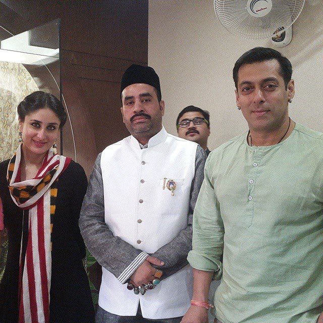 SalmanKFC_'s tweet photo. PURE Human.... #SalmanKhan and Kareena with Sayed A Nizami at Dargah HKN in Delhi during #BajrangiBhaijaan shooting https://t.co/W4e4sFyI5z