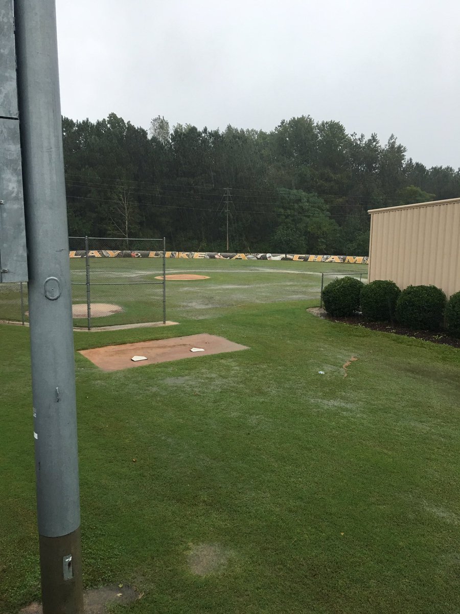 JHaire03's tweet photo. Field is holding up well...
#scratchItUp
BP starts shortly.
#RollHumps https://t.co/lmeSNhk7wr