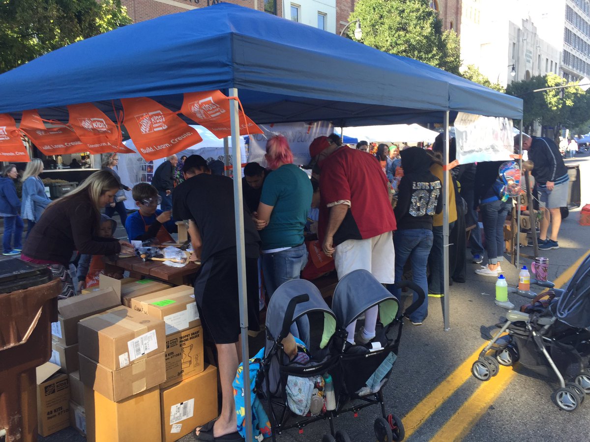 dswaffy1's tweet photo. #TEAM61 @ operation pumpkin!!! Nice work Miguel and Dawn!  1200 kits and families!!! https://t.co/M0pl6AWBaM
