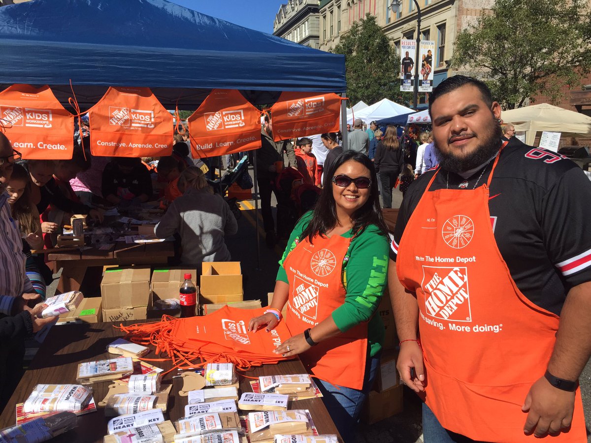 dswaffy1's tweet photo. #TEAM61 @ operation pumpkin!!! Nice work Miguel and Dawn!  1200 kits and families!!! https://t.co/M0pl6AWBaM