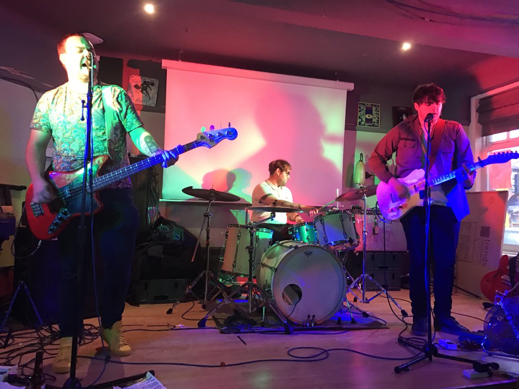 RGMMAGAZINE's tweet image. Moved on to host Musicians against homeless gig at RS Bar, Sheffield, @thetrainways on now  for @NorthExpWebzine