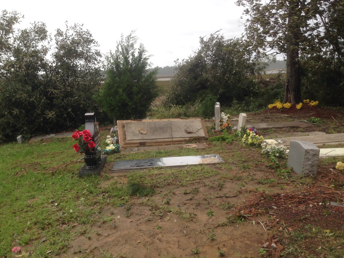 CharlestonCab's tweet photo. Casket out of the ground Charleston County Rte 17 #hollywood #HurricaneMatthew #chsnews #chswx https://t.co/fXTpB1Twrx