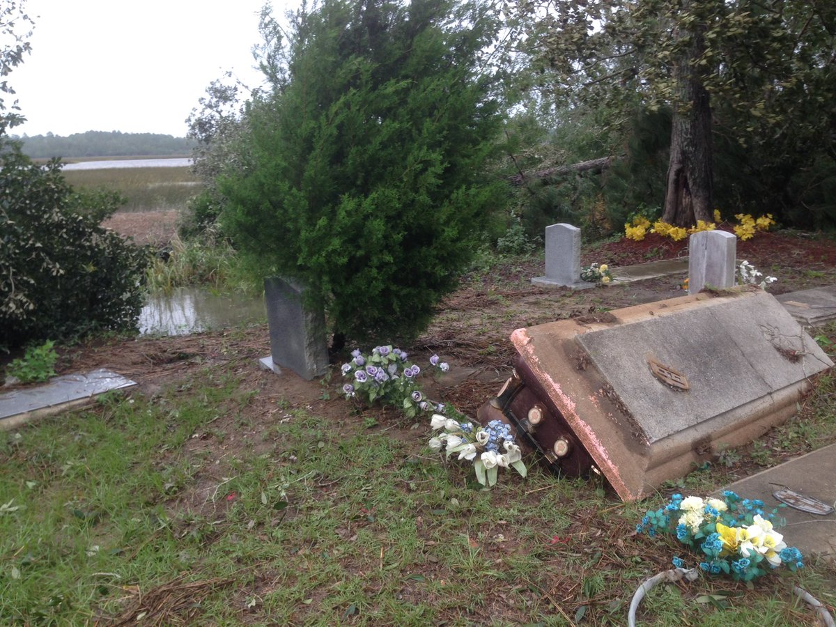 CharlestonCab's tweet photo. Casket out of the ground Charleston County Rte 17 #hollywood #HurricaneMatthew #chsnews #chswx https://t.co/fXTpB1Twrx