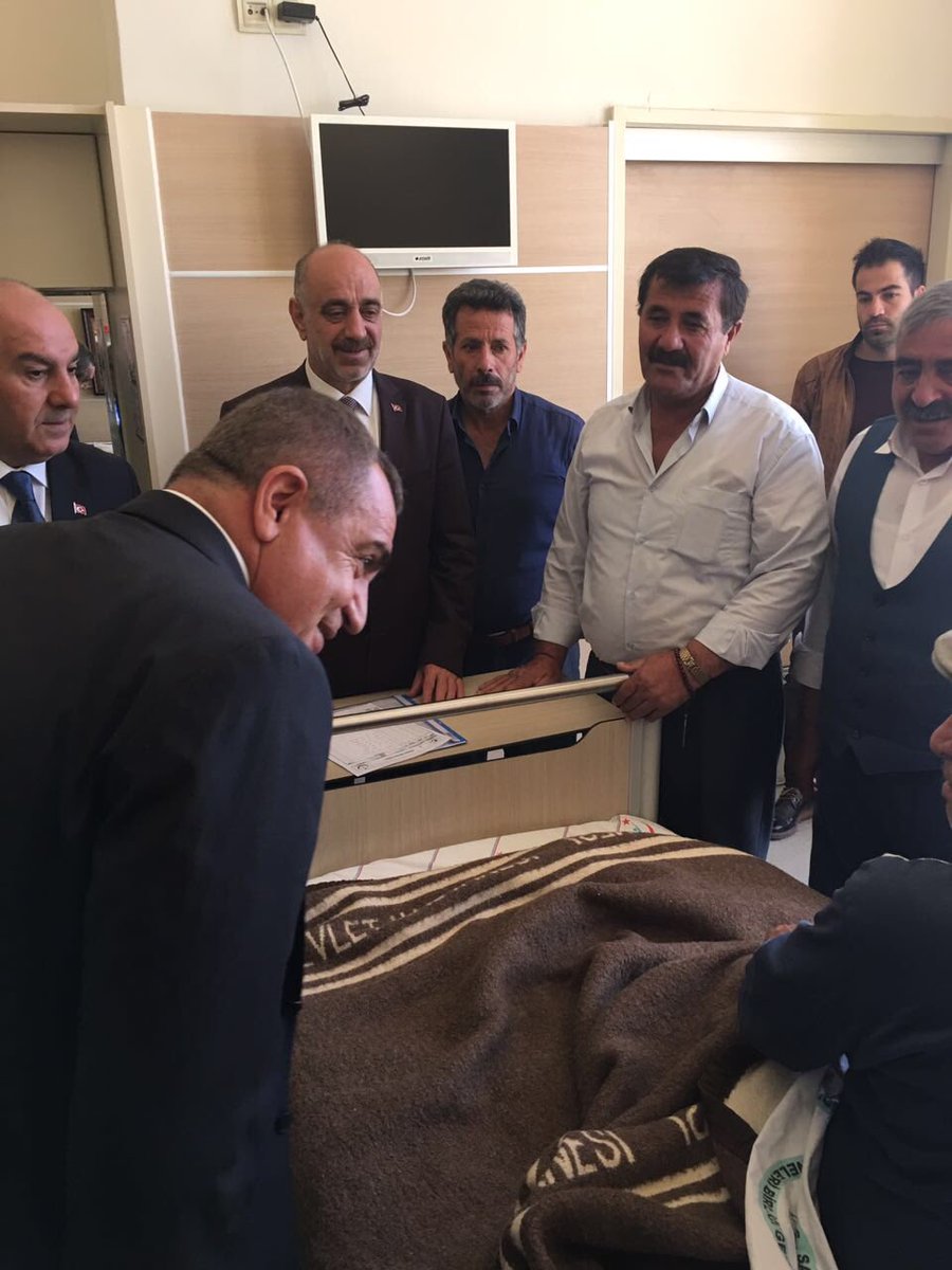 Kaza geçiren Malazgirt kaymakamımız Sn.Soner Kırlı'yı ve hastaları hastanede ziyaret ettik,geçmiş olsun  dileklerimizi sunduk