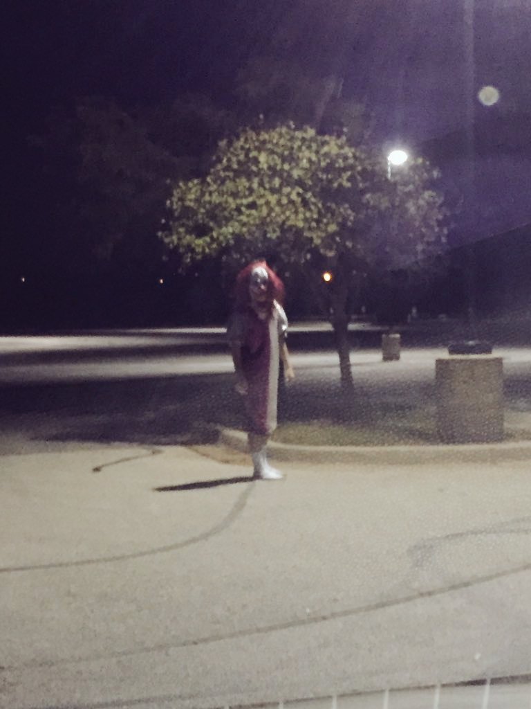 ReportAllClowns's tweet photo. BEWARE:
This clown seen following people last night in Shawnee, Kansas. https://t.co/9J8yZHcZOw