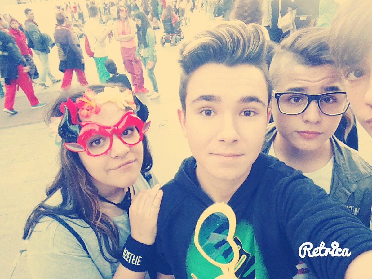 Rolus_YT's tweet photo. #Pilar16 Esperando al pregón con unos locos 😂😂 https://t.co/c9AXCcfVXv
