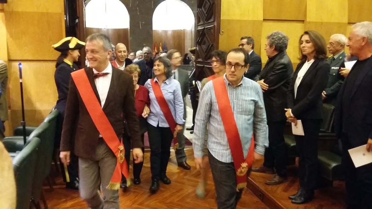 periodicoaragon's tweet photo. Acto solemne de entrega de medallas y distinciones de la ciudad. @Fernandorivares y #AlbertoCubero #pilares2016EP #pilares2016 https://t.co/K0oBwL9Bqj