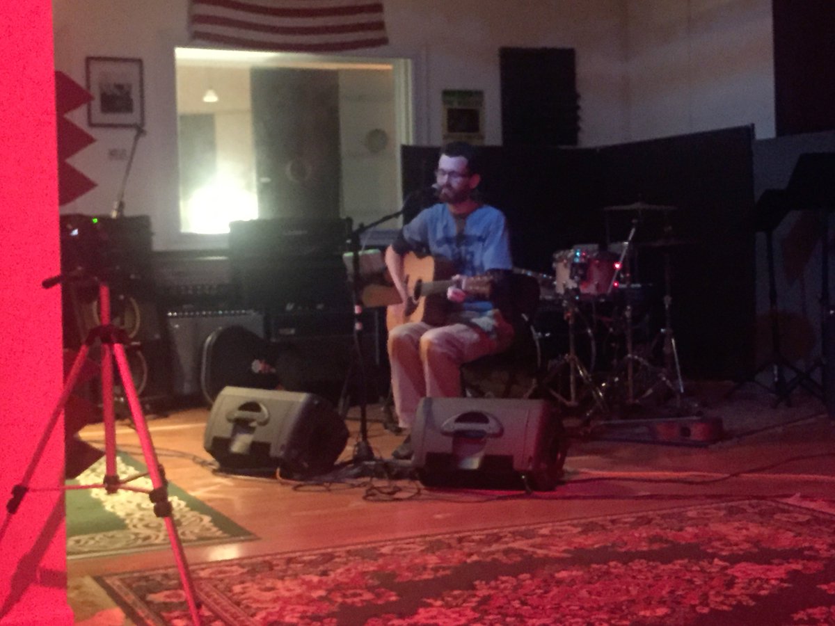 InsideIndieCT's tweet photo. Monsters of Acoustic Rock #9 Warms the Crowd at White House -  https://t.co/qWFhFnJcHF https://t.co/Neb5IMMXGz