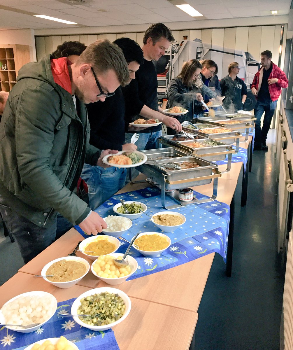 WTHackathon's tweet photo. Na een heerlijke Hollandse stamppot buffet wordt er door de teams weer hardt gewerkt #hackathonCE #circulareconomy https://t.co/7CZecpBIZI