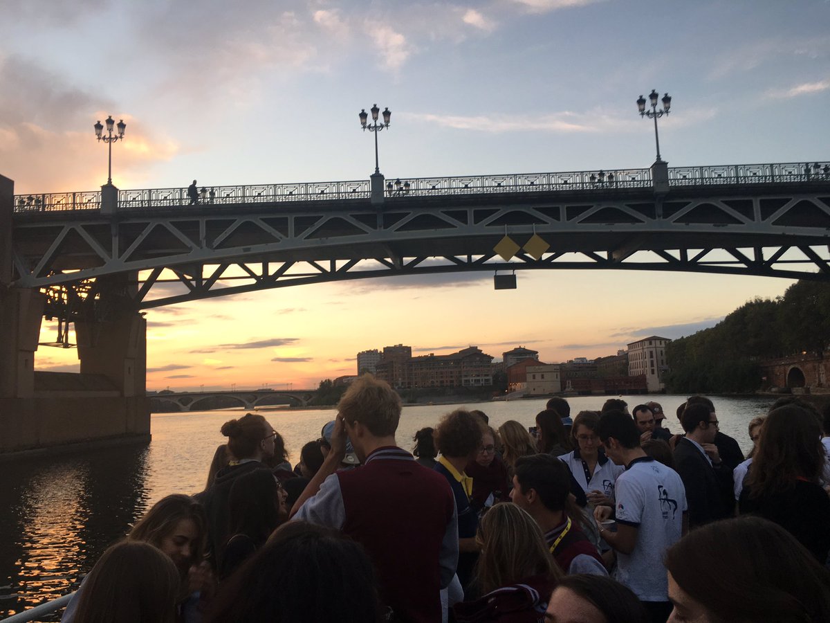 BorisValet's tweet photo. Fin des formations au #SOCRA2016, petit tour de la Garonne en péniche !
@EY_CarrieresFR @frederichuynh @cnje @ESCadrilleTlse https://t.co/31rpDK35gv