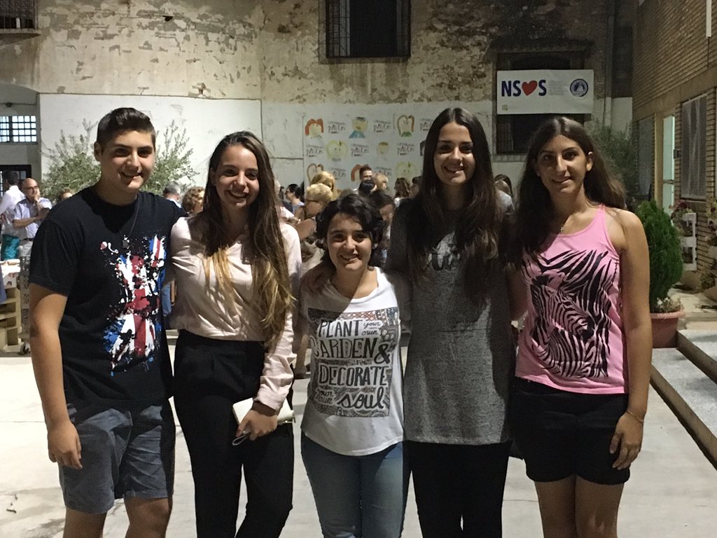 colVsalud's tweet photo. Buen ambiente entre amigos en la jubilación de la Hna.Conxa!! #NS❤️S @Sagradafamiliah https://t.co/S0m2j4BmfL