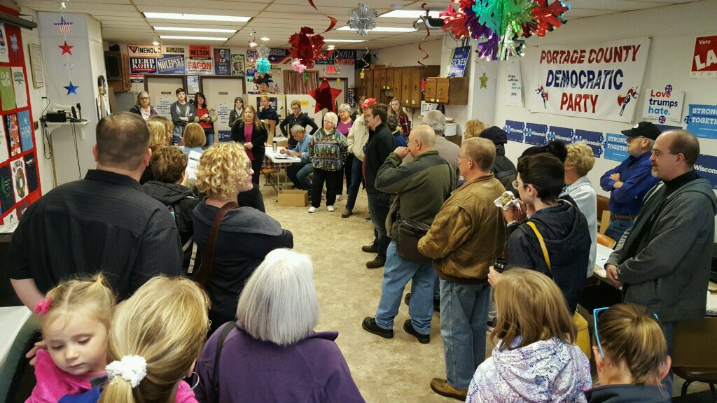 EmiliePollack's tweet photo. Our 1 month out canvass in Stevens Point is poppin! #31MoreDays #WesternWOOs #WINsconsin #WIBackHer #WithHerFirst https://t.co/FqLG5xP2Y7
