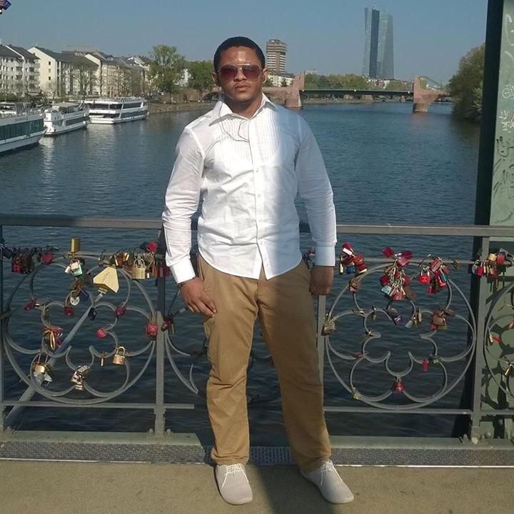 RDCMonitor's tweet photo. Ce jeune camérounais, Serge #Kandem, étudiant en Allemagne retrouvé ce 6 Oct mort ds sa chambre à Franckfort Allemagne. Informez sa famille! https://t.co/36ersyMVtX