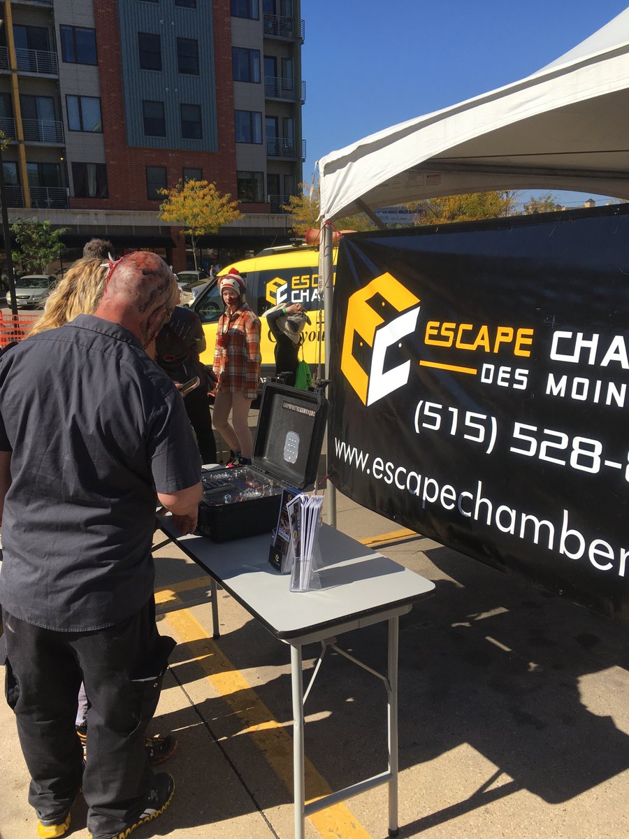 DMZombieWalk's tweet image. Interesting turn of events. Zombies saving the East Village by diffusing bombs with @escapechambers. #DMZombieWalk16