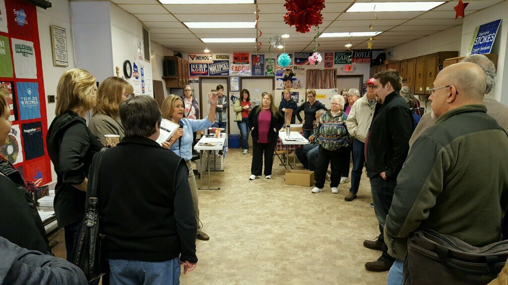EmiliePollack's tweet photo. One of @AngelMontes amazing volunteers training our canvasser before they hit the ground in Stevens Point! #TrainWI #WesternWOOs #WINsconsin https://t.co/8m0JrZBL5n