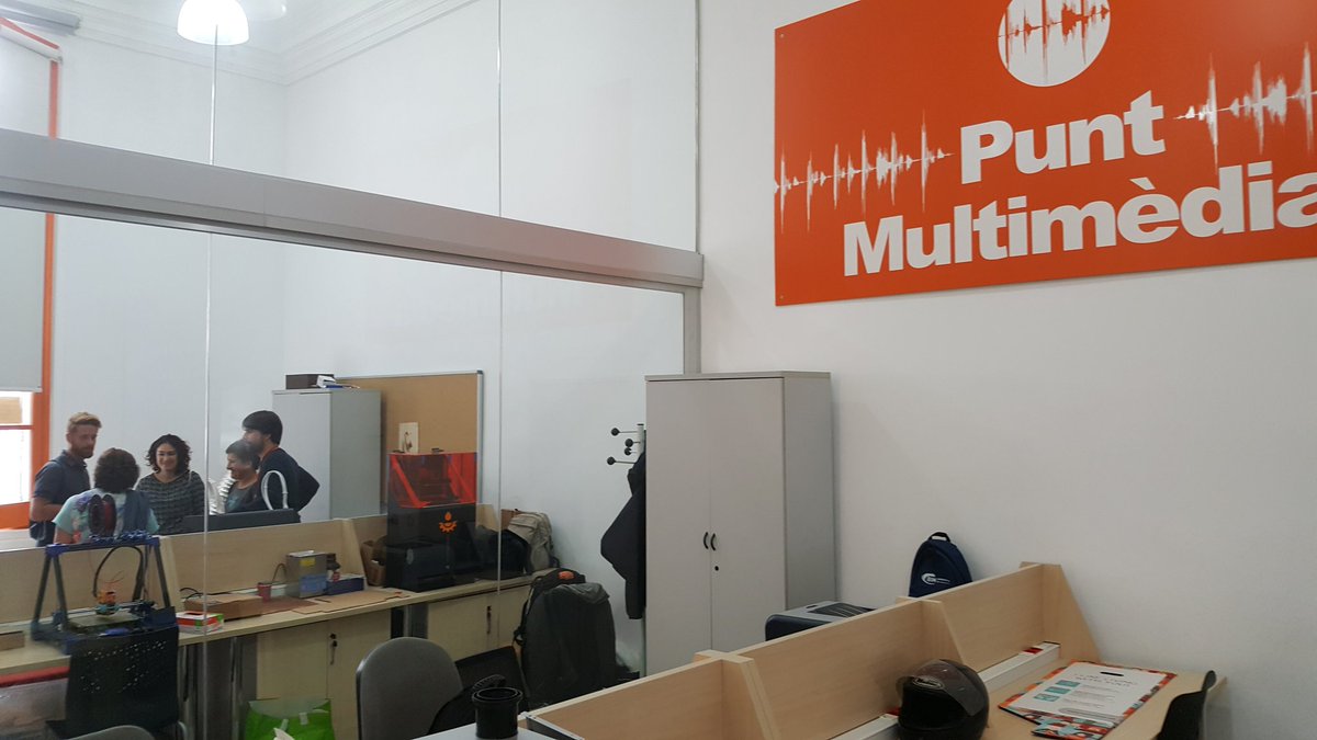 xavifar's tweet photo. Avui hem visitat la #printerparty de @BCN_SantsMont , molts curiosos i entusiastes. #Codiobert per compartir maquinaris, software...😍 https://t.co/pStmOvOd6y