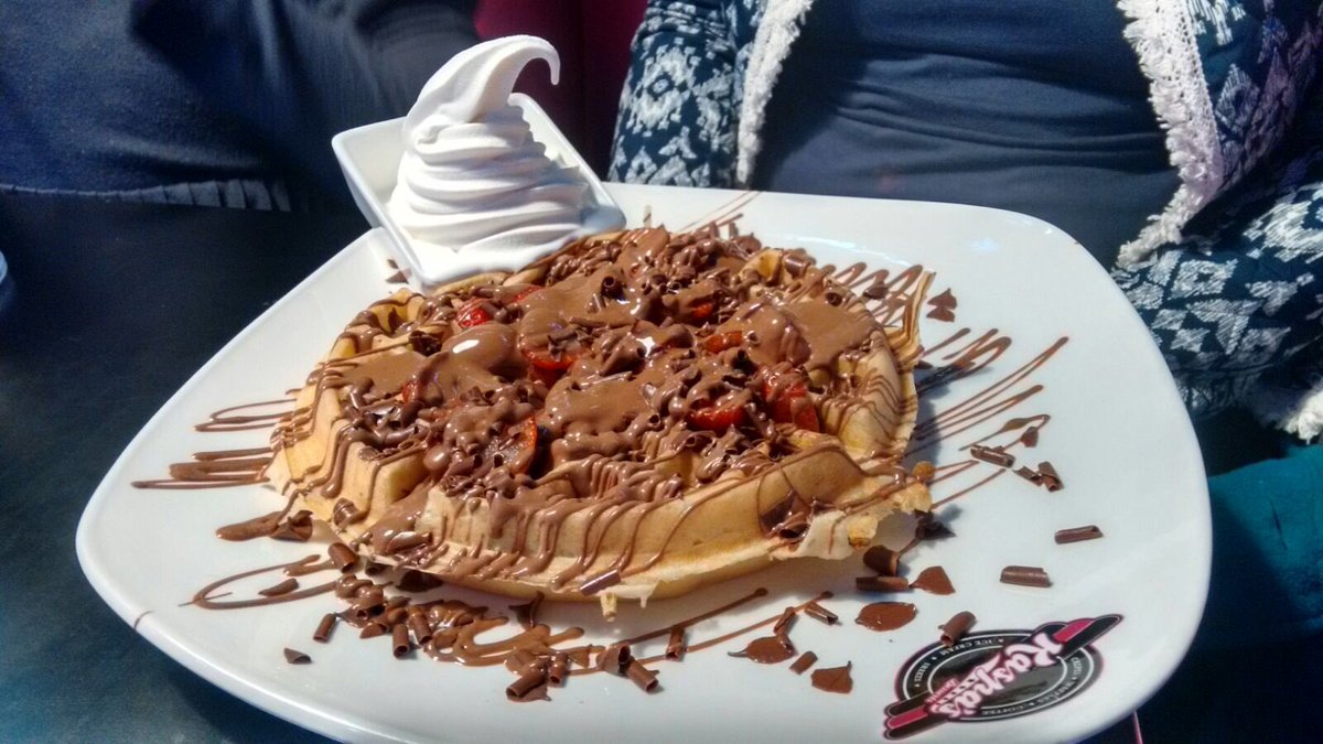 larenleon's tweet photo. @kaspasdesserts thank you for a wonderful birthday treat! https://t.co/8f3dv7GOK8