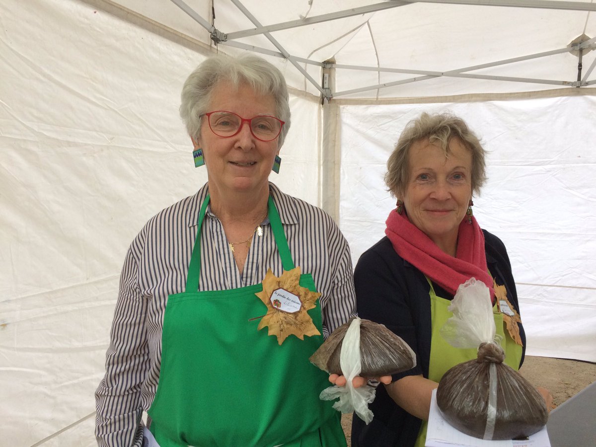 Proud students with own kit of oyster mushrooms on coffee grounds, today in <a href="/Sceaux_N_V/">Sceaux Notre Ville</a> Sceaux (Paris). <a href="/ekofungischool/">Ekofungi School</a>. Thank you <a href="/Scx_Flo/">Florence Presson 🐞🌳🐝♻️🌍</a>
