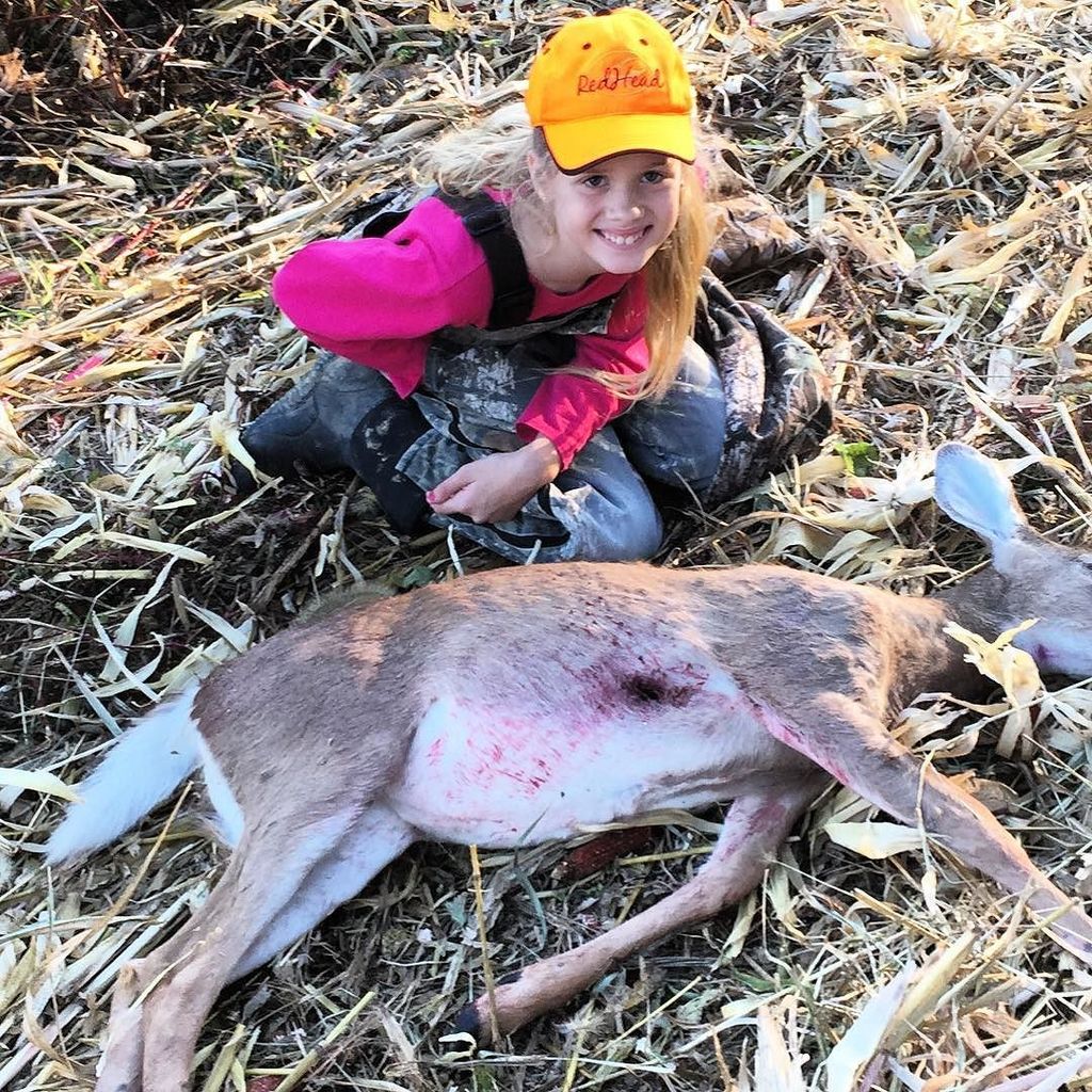 farmfresh4life's tweet photo. Her 1st deer π #YouthWeekend #BuckFever #DeerHuntingWithDaddy #HerFirstDeer #ShootYourMeat #TheFarmBarbie https://t.co/XpuJCSXQT3