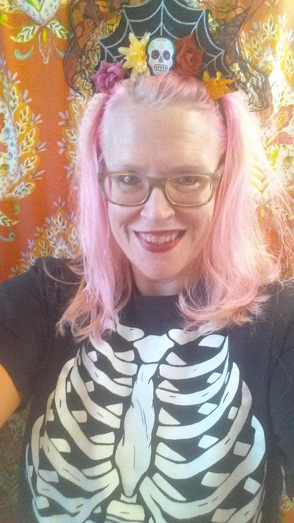 AnnmarieWrites1's tweet photo. Getting ready for the rosehill 5k tonight. Run by candlelight thru a cemetery. Boo! #Crypt5k https://t.co/nusEp3CH2O