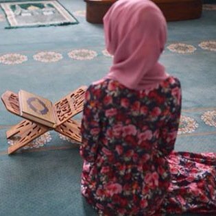 لا يضعك الله في مواقف لا تستطيع التغلب عليها الله يعلم أنك تملك القدرة على تجاوزها وتحملها.