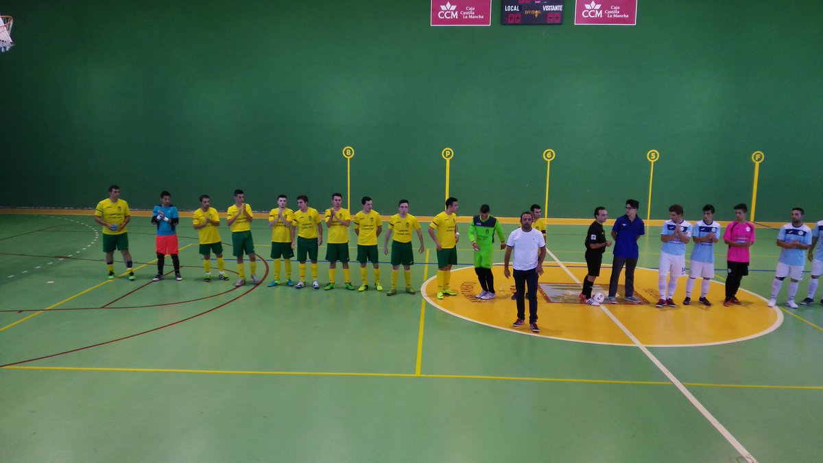 Se jugó con un brazalete negro y se guardó un respetuoso minuto de silencio por el fallecimiento de Cristina.