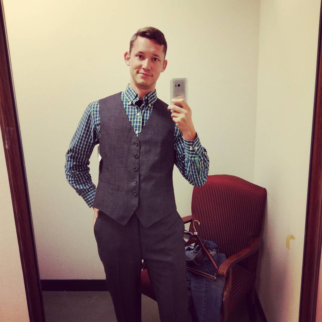 CappinA's tweet photo. This #HTC 10 looks so good, I had to get a new suit to match it! #HTCDay #HTC1008 #ThanksHTC #GreenIsGood https://t.co/DLpK9LrRas