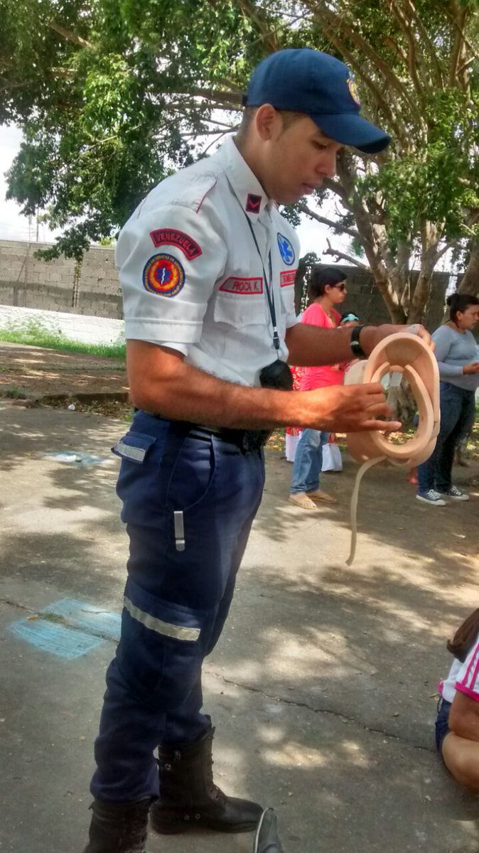 Umecolonzulia's tweet photo. Se desarrollan actividades Educativas en la Comunidad y los más pequeños de la Casa, en el Sector Las Carmela. Bomberos Colon Zulia https://t.co/RhWVviL3LU