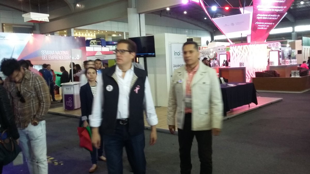 SedecoCDMX's tweet photo. Recorren @Chertorivski y @VictorLopezA_  stands de la Expo Emprendedores https://t.co/OJAVFujrkF