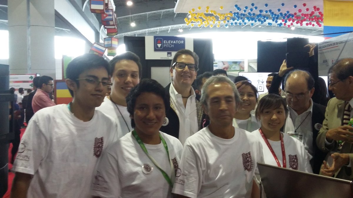 SedecoCDMX's tweet photo. Recorren @Chertorivski y @VictorLopezA_  stands de la Expo Emprendedores https://t.co/OJAVFujrkF