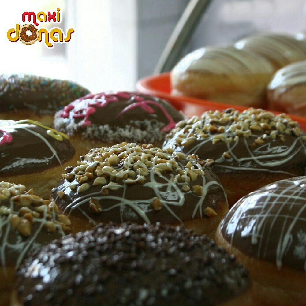 MaxiDonas_ve's tweet photo. Porqué pasar una tarde aburrida si puedes tener una #MaxiTarde con tus #MaxiDonas de arequipe 😋🍩
#NosSobranRazones https://t.co/IleJYDgF6d