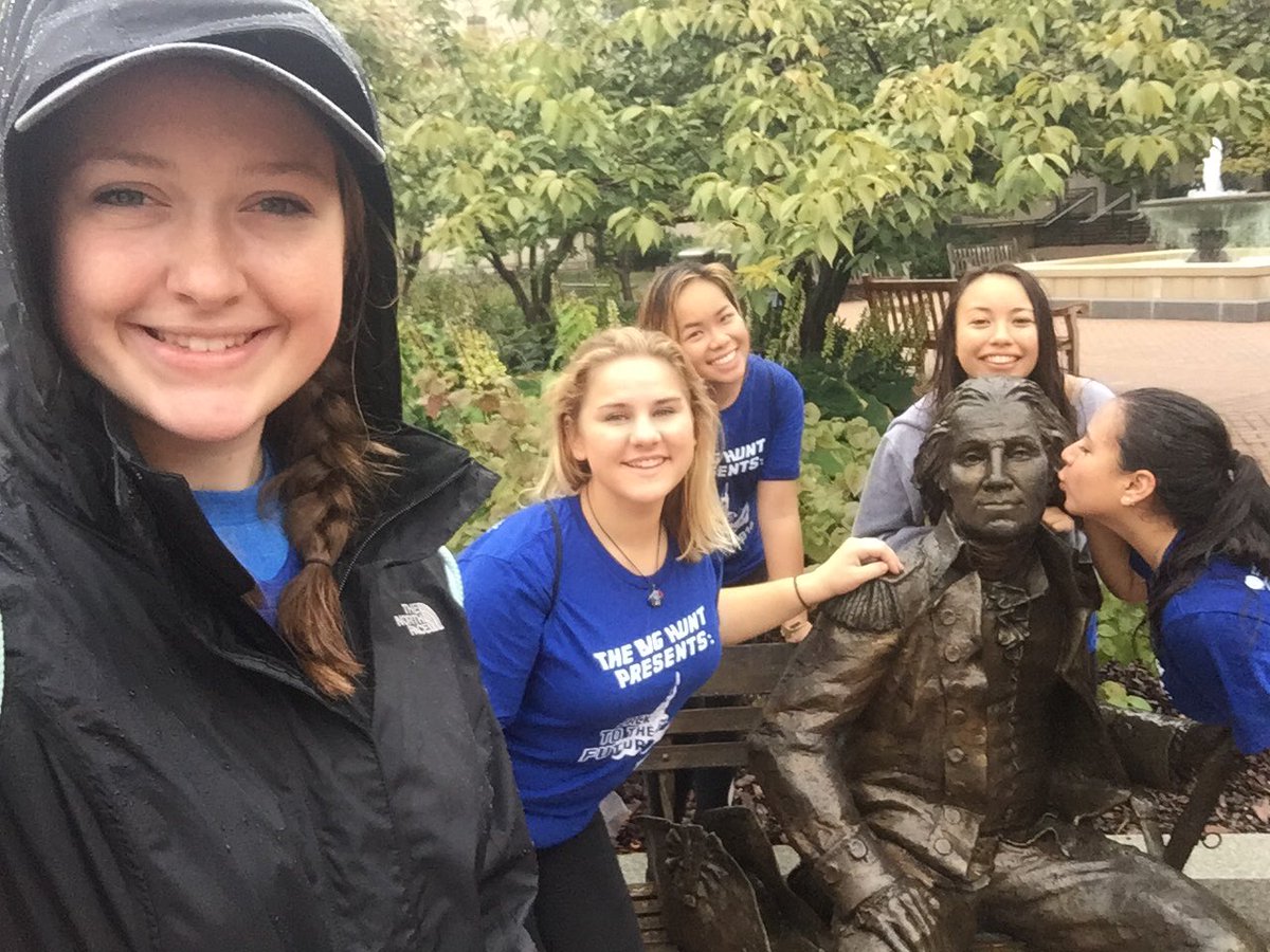HungryCheerios's tweet photo. #hungrycheerios #GWStatue @bighuntGU https://t.co/utog76Voue
