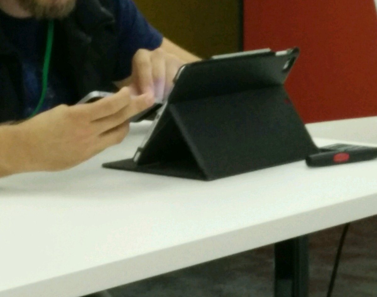 anjalorenz's tweet image. KIs miteinander reden lassen #echat16