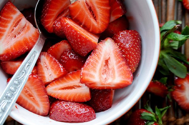 TrainMe_App's tweet photo. Strawberries promote production of #fatburning hormones which results in a higher #metabolism &amp; more #weightloss. https://t.co/rkNGZFcCL8