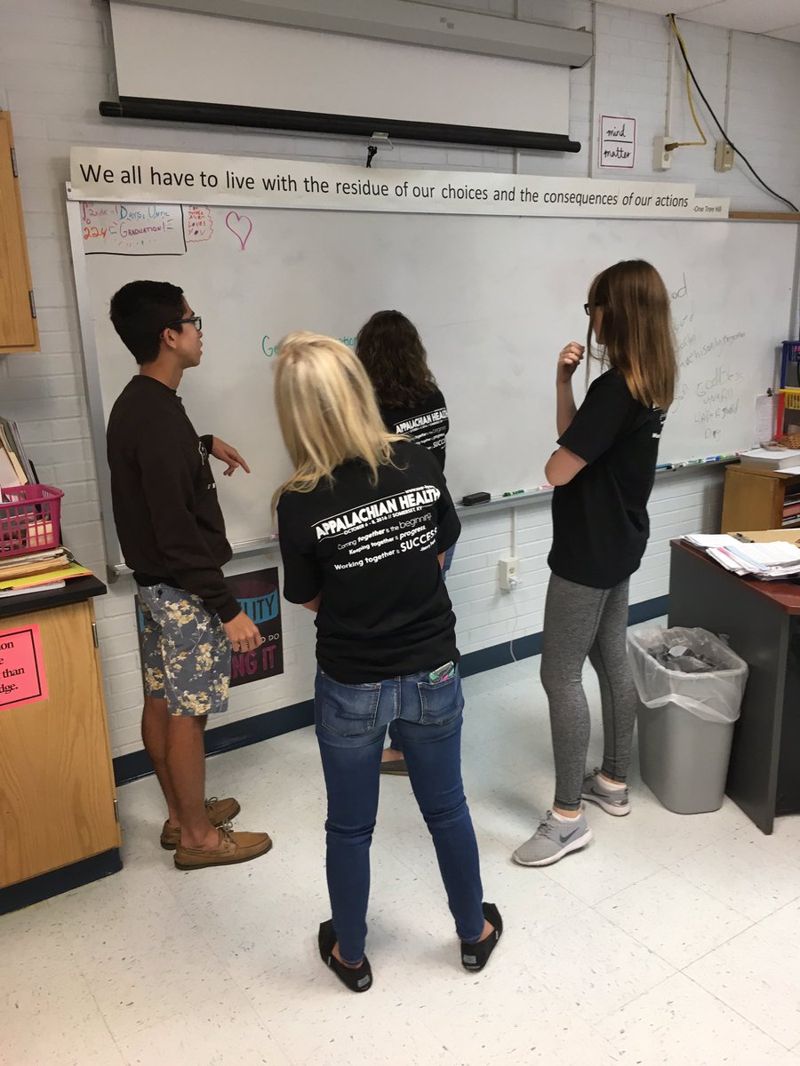 BryanAuxier's tweet photo. Paintsville HS Hack-a-Thon Team Oasis wins $2,000 in today's competition! #hackalachia #PaintsvilleTigers @omgsuzy @Afaria01 @KVEC_ARI https://t.co/qHWCgewK60
