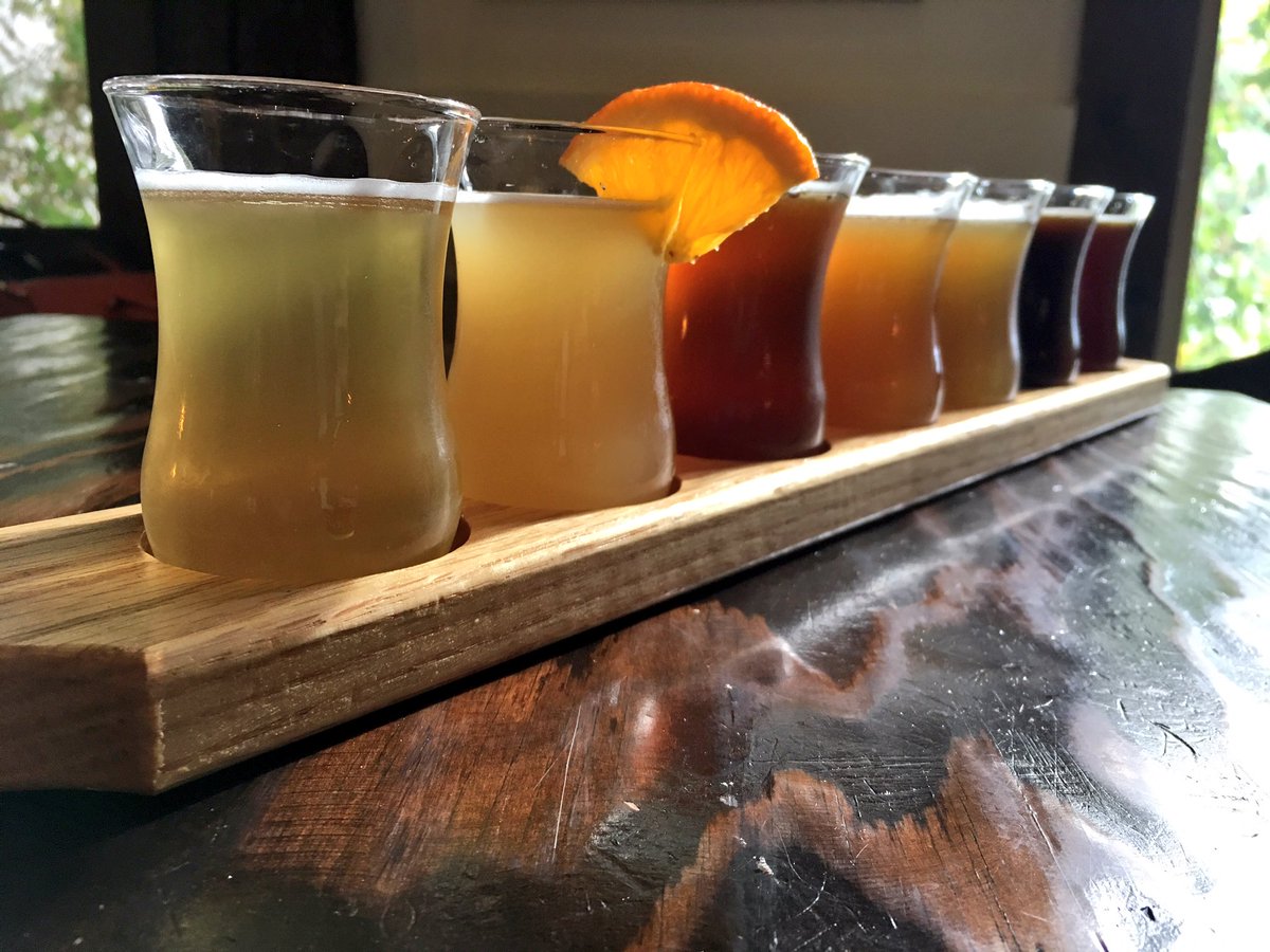 LaPiqueAssiette's tweet photo. Dernier arrêt de La Route des Vendanges: La micro-brasserie La Memphré 🍻 @cantonsdelest @fetevendanges #magog https://t.co/FXmWbK6MzZ