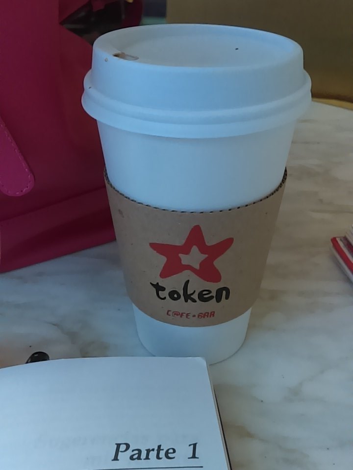 madeline201's tweet image. Aquí nomàs #polarizando, disque leyendo en CR Polanco 😋