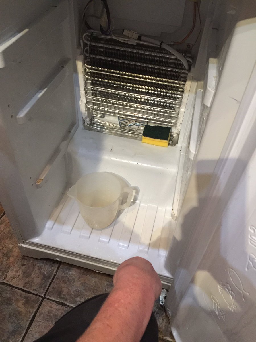 Lasfe's tweet photo. @HotpointSupport here we go again one week https://t.co/74GGMTSWsP is this frostfreie please? https://t.co/JubEzph2Kb