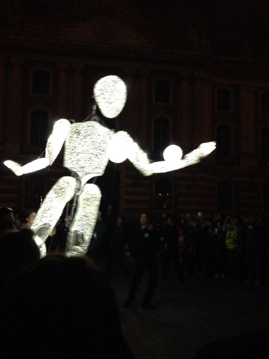 nicolasgaliana's tweet photo. #lumière #féerie @CEMToulouse #toulouse #placecapitole https://t.co/cU4XcMpXsk