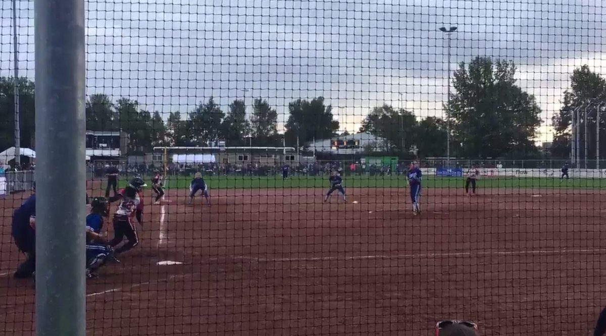 De softbalsters van <a href="/SparksHaarlem/">Sparks Haarlem</a> prologeren de landstitel na winst op Terrasvogels #nhsport bit.ly/2dUVTki