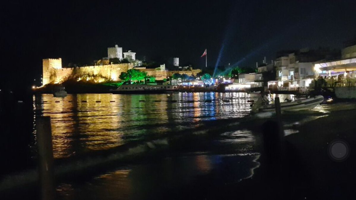 tayfunakdeniz_'s tweet photo. Ahmed Arif misali nihayet puşt zulası çekildi, kaldık başbaşa #bodrum #moonlightbar https://t.co/cl3dRkLQxp