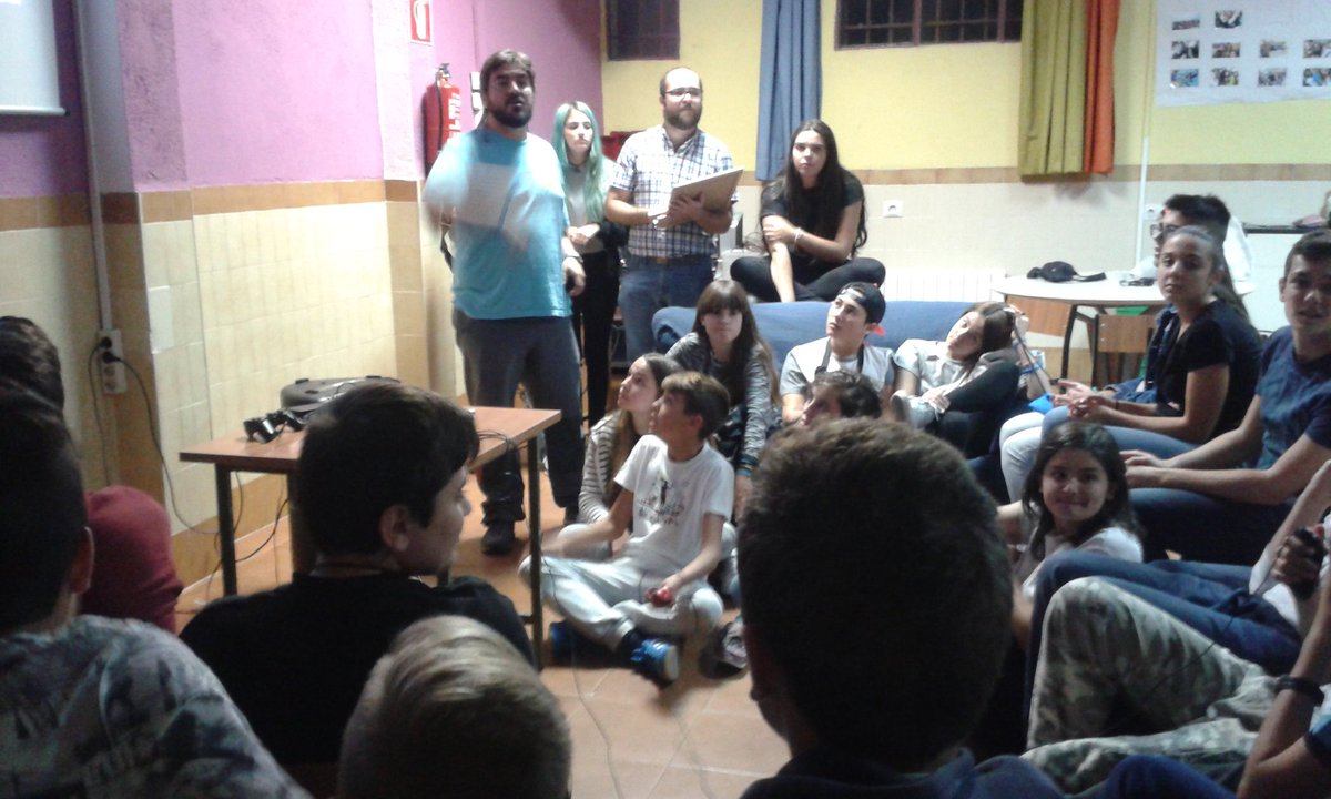 CJ_SotoJoven's tweet photo. Gran tarde con los chavales del Centro disfrutando del 'Buzz tuneado', después de los grupos. #MuchaVida https://t.co/h9prWrGR7V