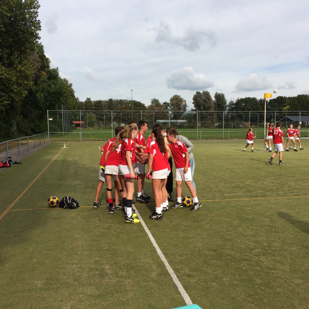 theos70's tweet photo. @MerwedeKorfbal C1 pakt alleen de koppositie door een 13-9 overwinning op @DVO C1. #nietverslappen #doorpakken https://t.co/ksF0lgtBbZ