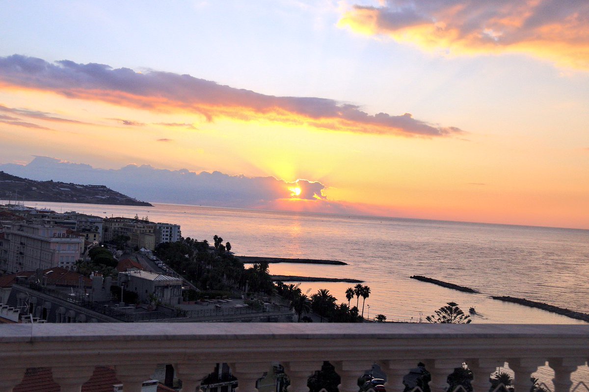 Ausblick vom Balkon im fünften Stock <a href="/RoyalSanremo/">Royal Hotel Sanremo</a> #SanRemo #sun #travelblogger #riviera #hotel