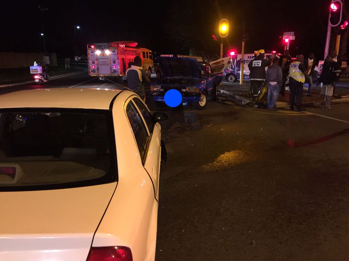 MeditechER's tweet photo. Inanda &amp; Westriding Hillcrest Several injured Meditech ALS's on scene with injured @FatalMoves @HighwayMail @IamAlexSweet @_ArriveAlive https://t.co/zcZ7efLARh