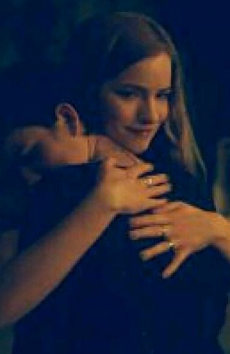 BiCuriousftw's tweet photo. The hug says friends
The face says GAY https://t.co/JoeIKiGiGH