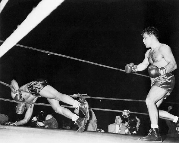 BoxingHistory's tweet photo. A photo of Jake LaMotta knocking out Bob Satterfield at Wrigley Field in 1946 #boxing #history https://t.co/qWgkkM7Sto