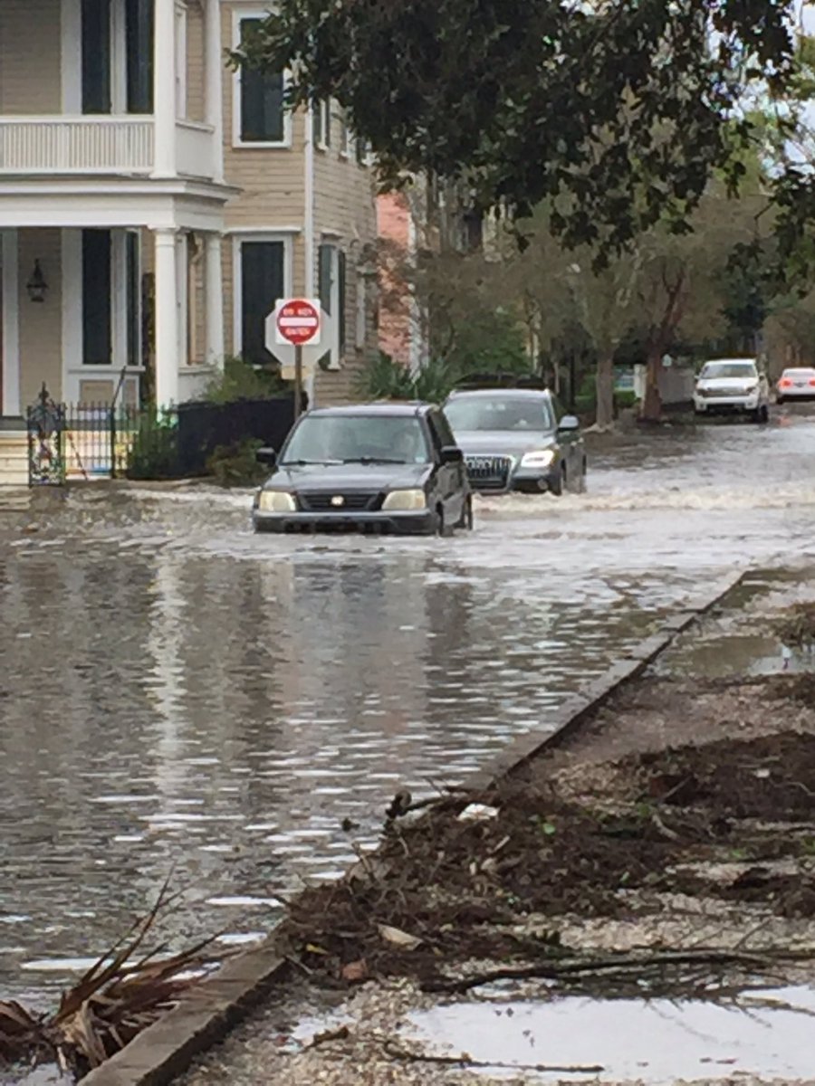 MargeauxGV's tweet photo. King Street at South Battery. #HurricaneMatthew https://t.co/8vr98NYUKJ